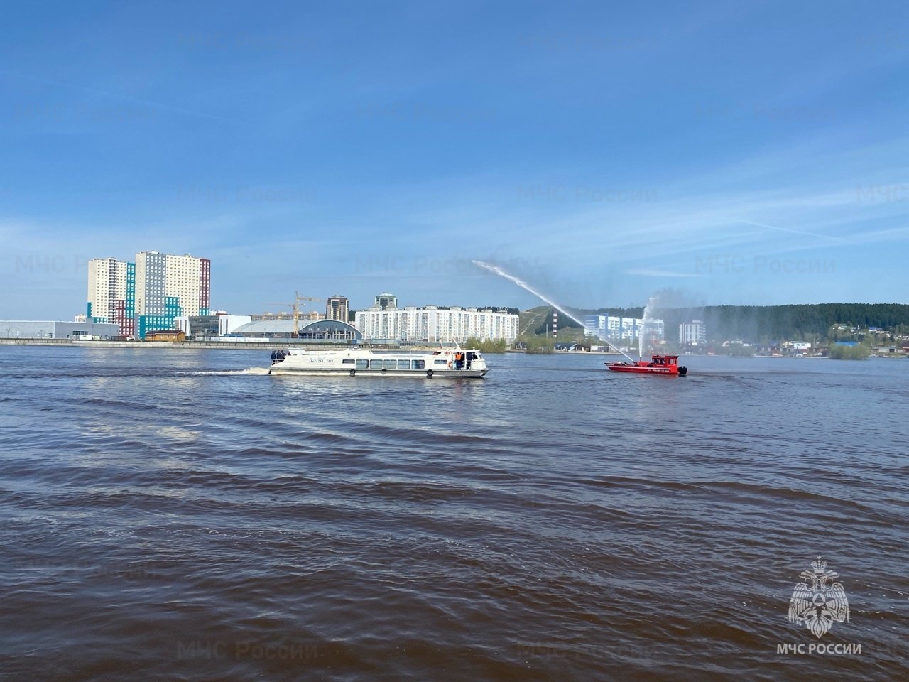 Учения по тушению пожаров на нефтяной барже ББ-9