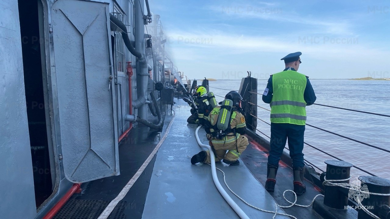 Учения по тушению пожаров на нефтяной барже ББ-9