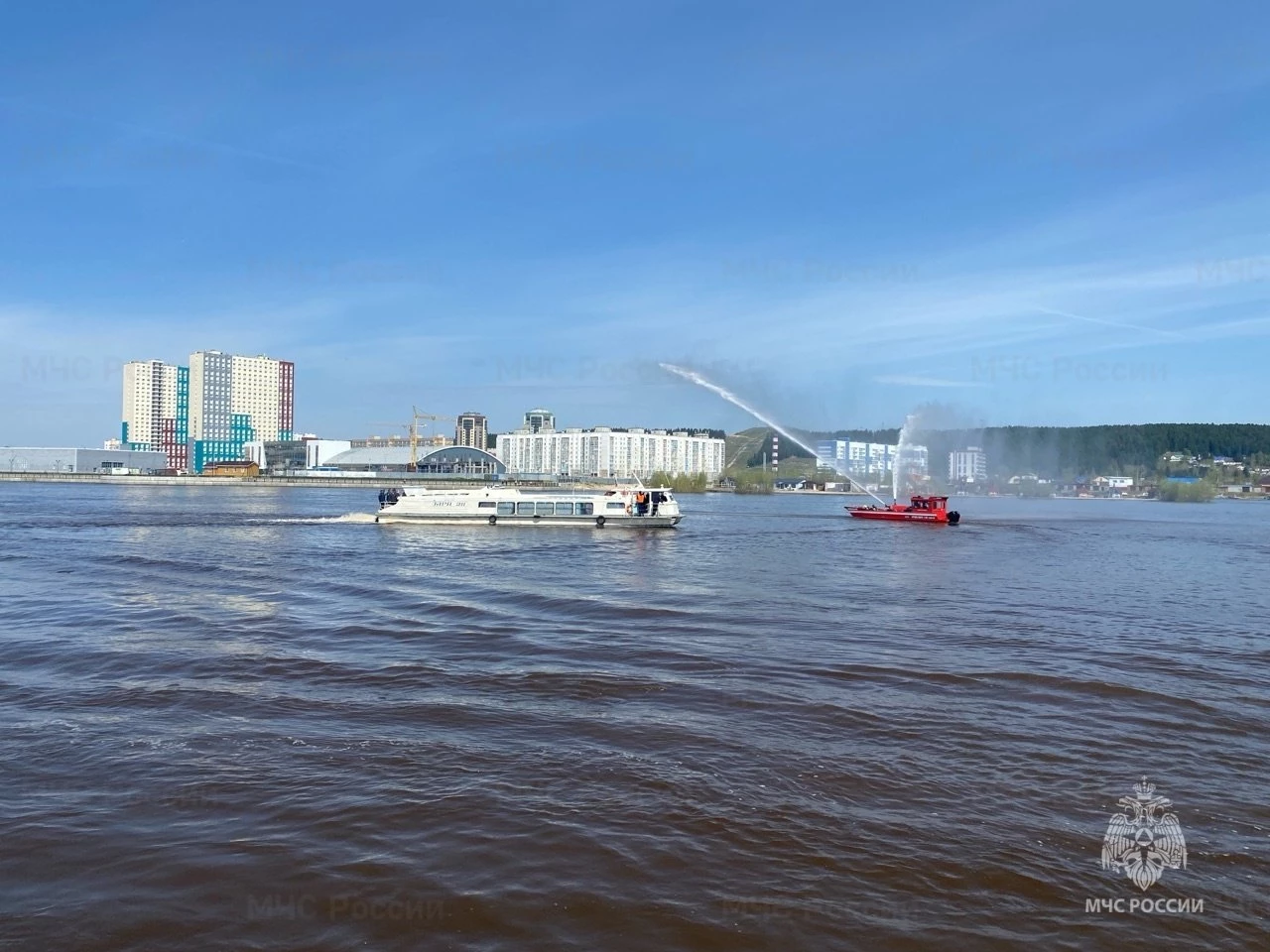 Учения по тушению пожаров на нефтяной барже ББ-9